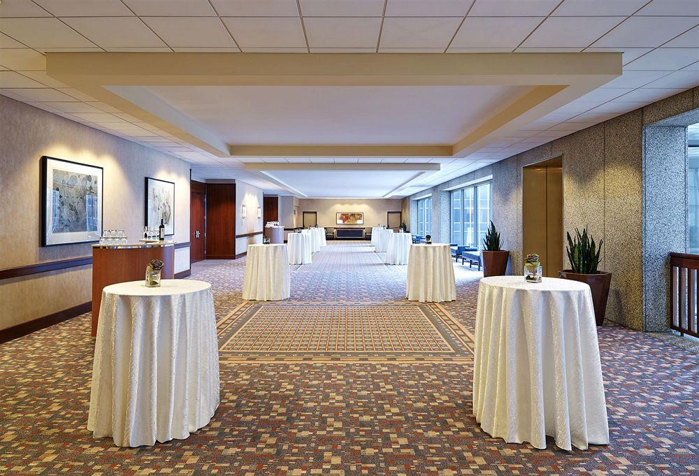 Sheraton Kansas City Hotel At Crown Center Exterior photo