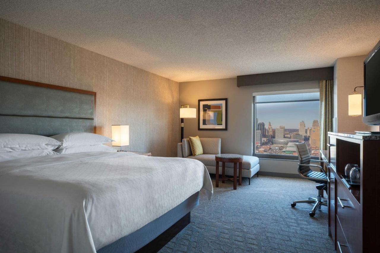 Sheraton Kansas City Hotel At Crown Center Exterior photo