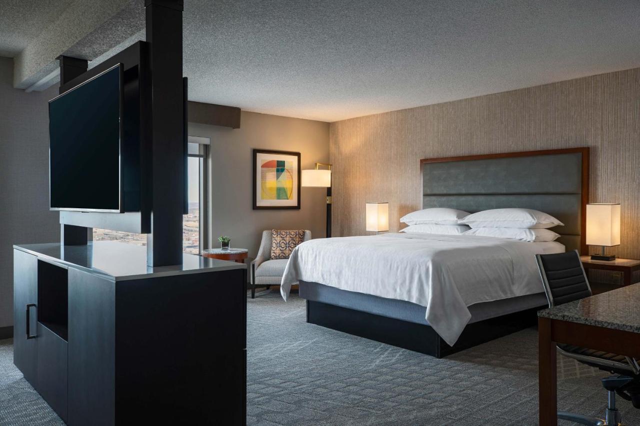 Sheraton Kansas City Hotel At Crown Center Exterior photo