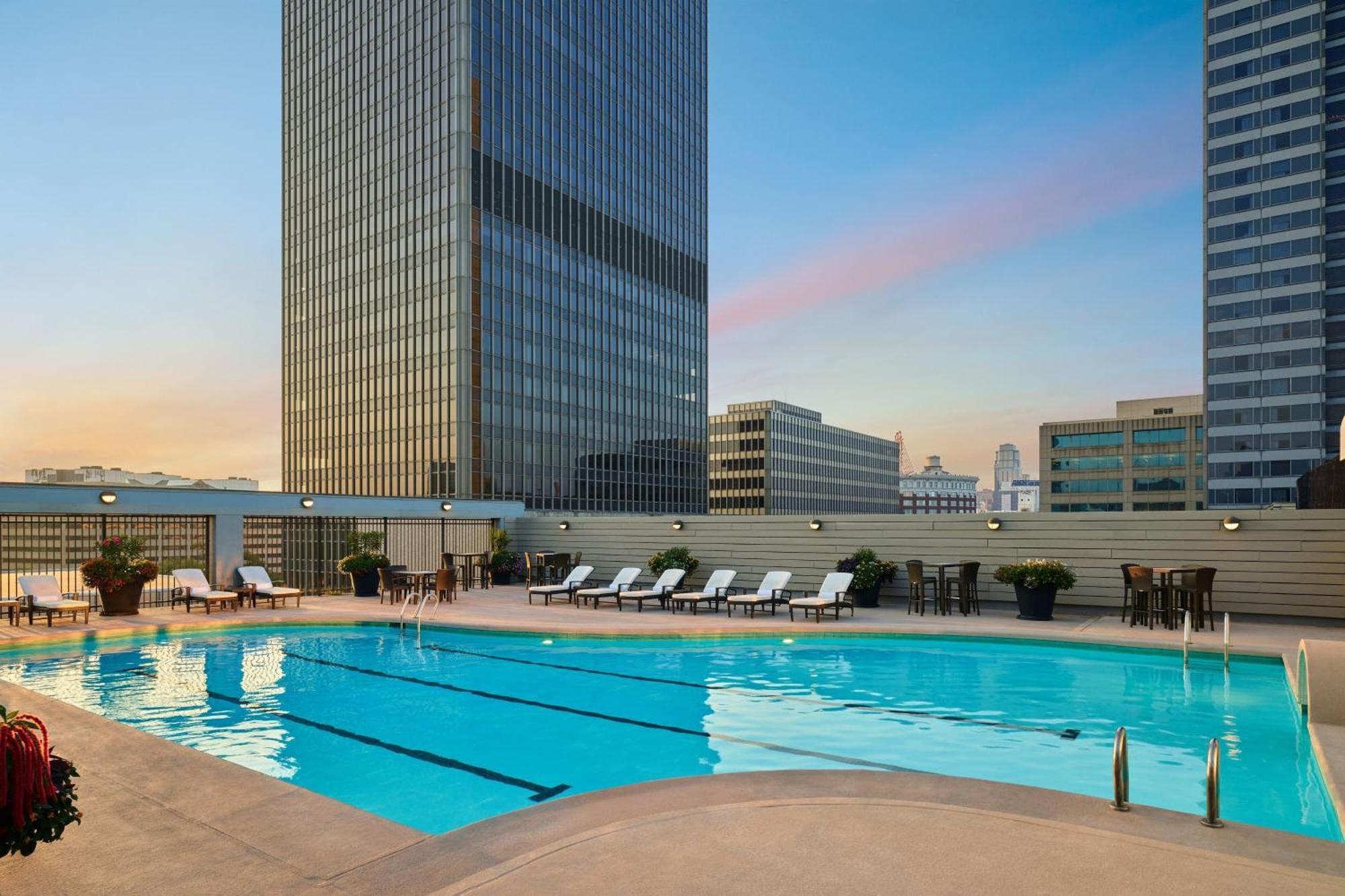 Sheraton Kansas City Hotel At Crown Center Exterior photo