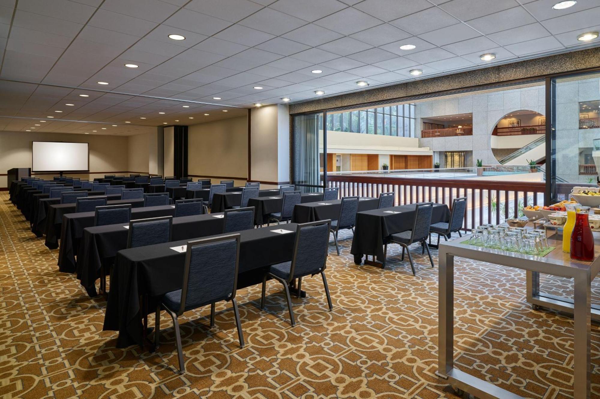 Sheraton Kansas City Hotel At Crown Center Exterior photo