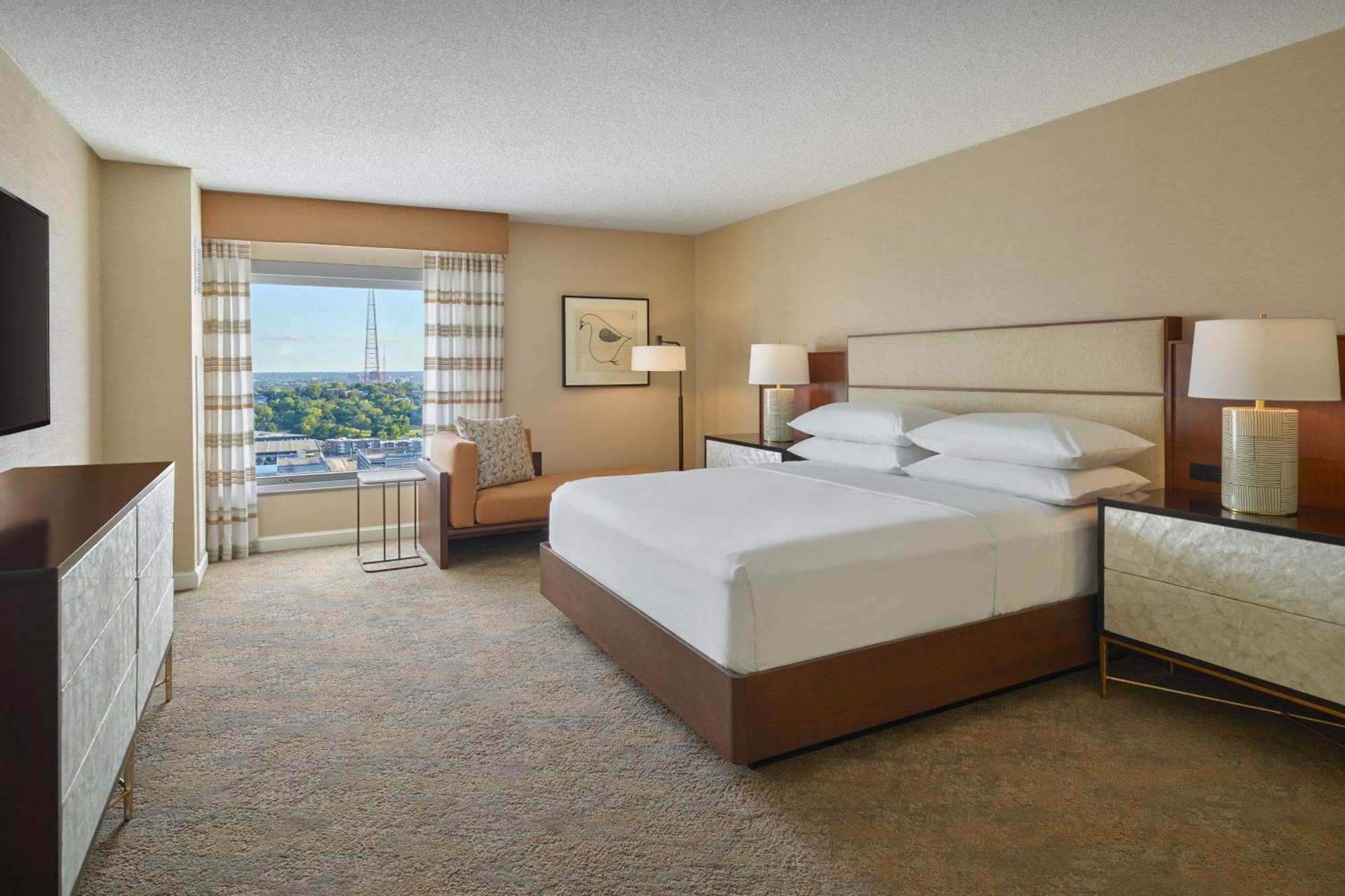 Sheraton Kansas City Hotel At Crown Center Exterior photo