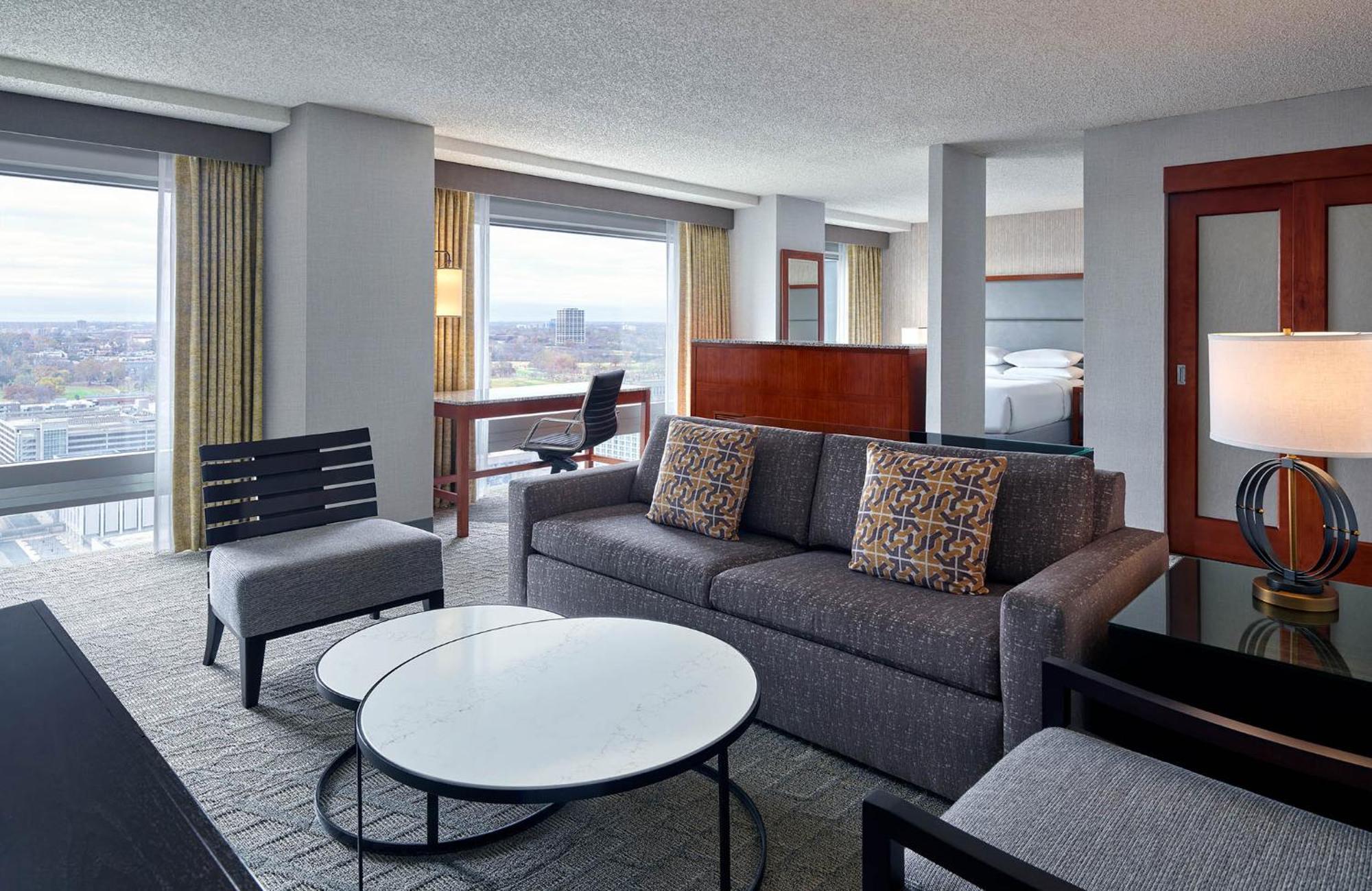 Sheraton Kansas City Hotel At Crown Center Exterior photo